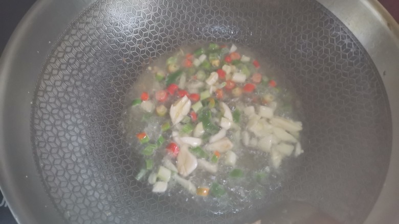 红烧油豆腐,起锅烧油,下入葱蒜辣椒爆香