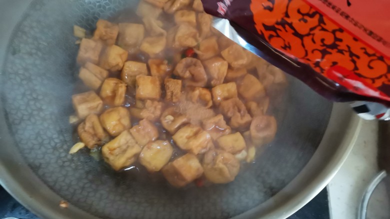红烧油豆腐,炖至汤汁收干,加入适量的<a style='color:red;display:inline-block;' href='/shicai/ 744'>五香粉</a>