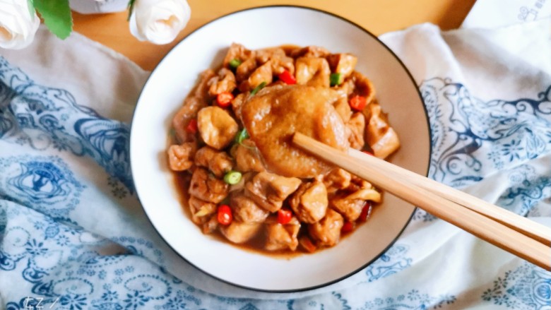 红烧油豆腐,盛入盘中即可开吃了,吸满汤汁的油豆腐超级下饭
