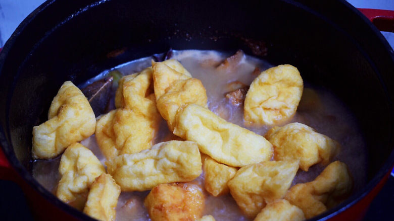 油豆腐烧肉,加入<a style='color:red;display:inline-block;' href='/shicai/ 483'>油豆腐</a>,继续炖煮10分钟