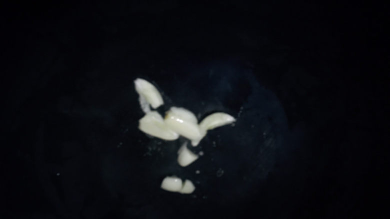 清炒菜心,锅内放入蒜头,炒干水分