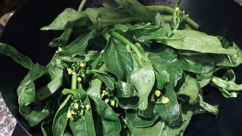 清炒菜心,把菜心放入,大火快炒2~3分钟