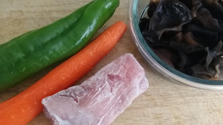 鱼香肉丝,主料：冻<a style='color:red;display:inline-block;' href='/shicai/ 4430'>里脊肉</a>，<a style='color:red;display:inline-block;' href='/shicai/ 8778'>尖椒</a>，<a style='color:red;display:inline-block;' href='/shicai/ 25'>胡萝卜</a>，泡发好焯过水的木耳。