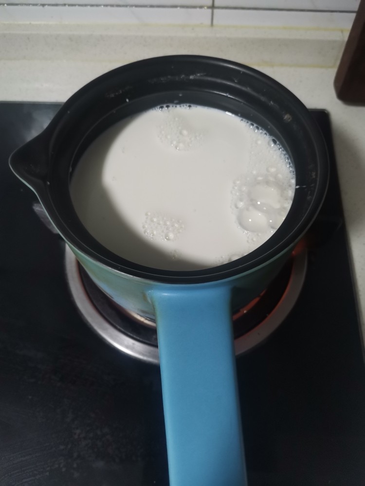 手工酸奶,牛奶放入锅中加热到40度左右,大概就是温热不烫的感觉