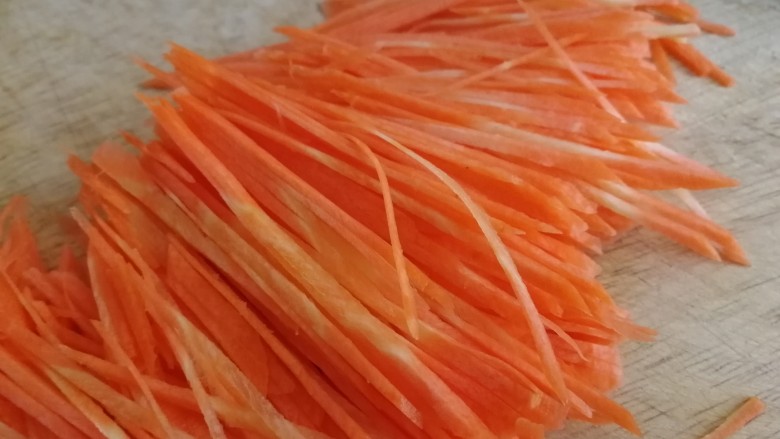 鱼香肉丝,胡萝卜去皮切丝。