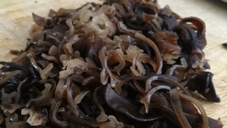 鱼香肉丝,木耳切条。
