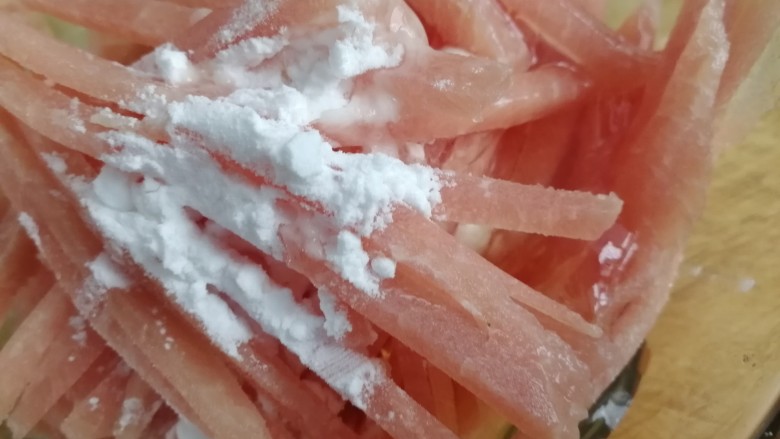 鱼香肉丝,放入淀粉和一个<a style='color:red;display:inline-block;' href='/shicai/ 17'>蛋清</a>。