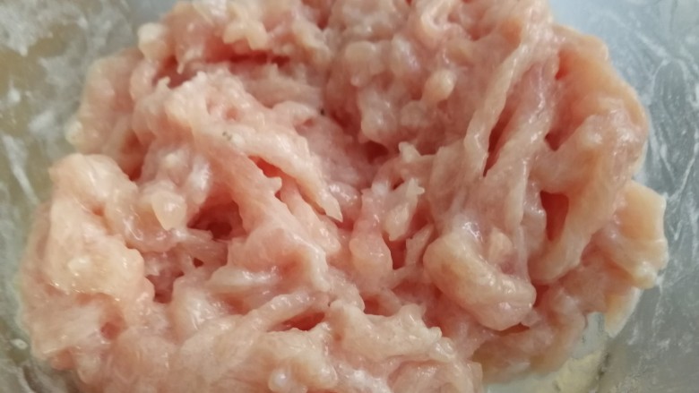 鱼香肉丝,抓匀。