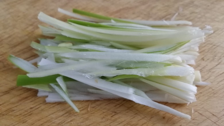 鱼香肉丝,<a style='color:red;display:inline-block;' href='/shicai/ 3250'>葱</a>切丝。