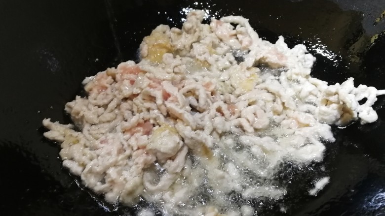 鱼香肉丝,文火把肉丝滑散，加<a style='color:red;display:inline-block;' href='/shicai/ 718'>料酒</a>去腥烹香盛出备用。