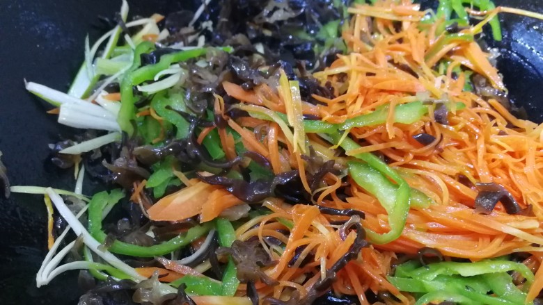 鱼香肉丝,放葱姜丝炒出香味，放木耳丝文火炒匀。