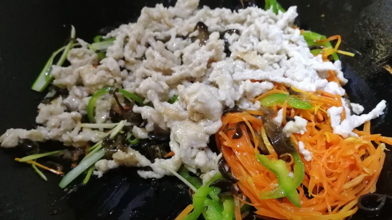 鱼香肉丝,放入肉丝文火翻炒均匀。