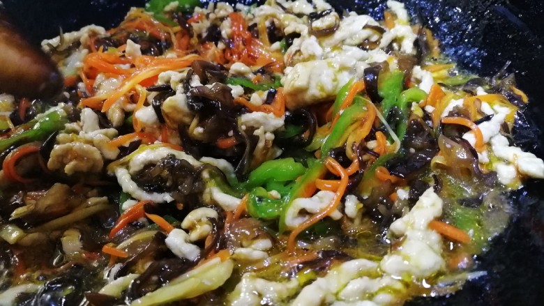 鱼香肉丝,沿锅边一圈淋上料汁，文火翻炒，把料汁收浓稠即可。