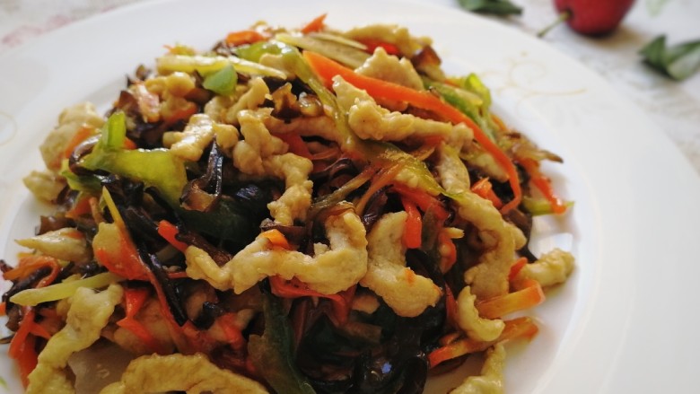 鱼香肉丝,盛盘。肉嫩汁浓，咸鲜微辣酸甜，鱼香味浓郁。