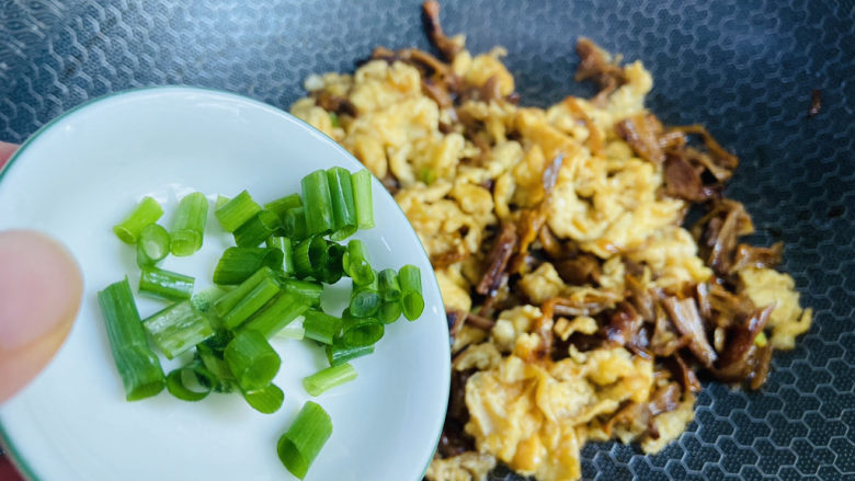 黄花菜炒鸡蛋,入葱花翻炒均匀即可食用