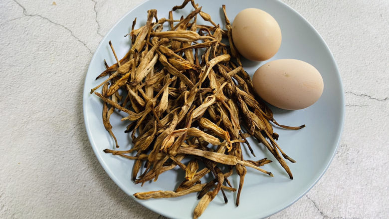 黄花菜炒鸡蛋,准备好食材