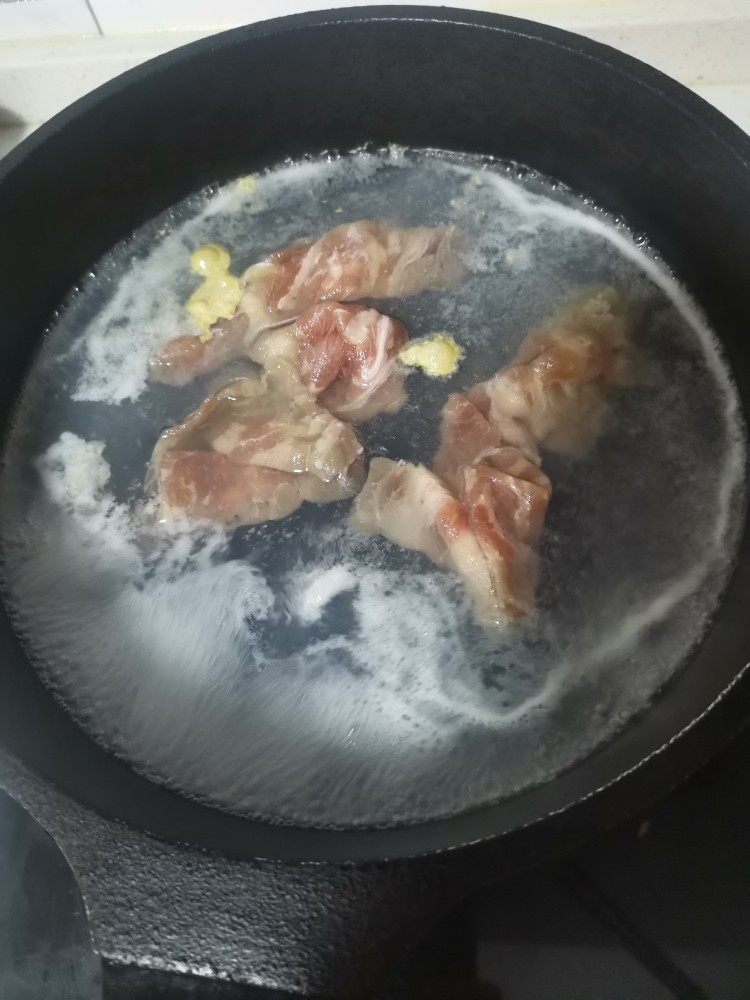 干豆腐肥牛砂锅,然后焯水1分钟