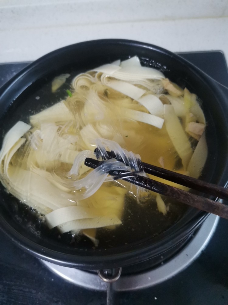 干豆腐肥牛砂锅,下入提前泡好的粉丝煮5分钟