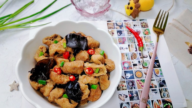 红烧油豆腐,拍上成品图,一道美味的红烧油豆腐就完成了。