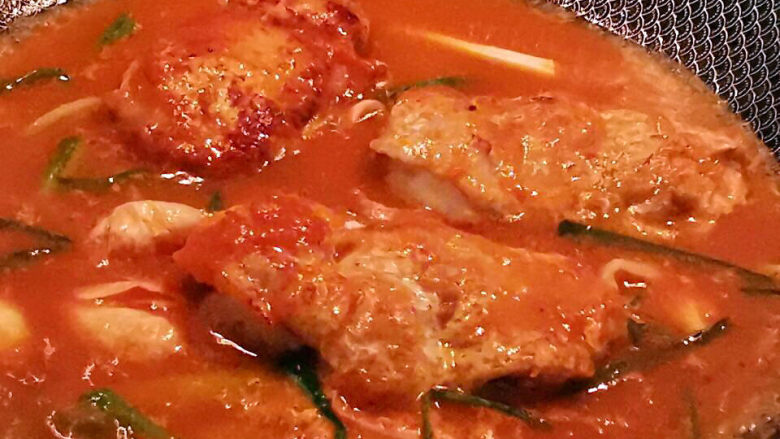 油豆腐烧肉,加些水,浸过食材