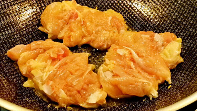 油豆腐烧肉,鸡皮朝下,小火慢煎