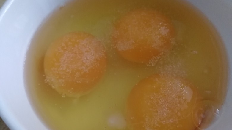 榨菜炒鸡蛋,鸡蛋打入碗里,加半小勺盐入味。
