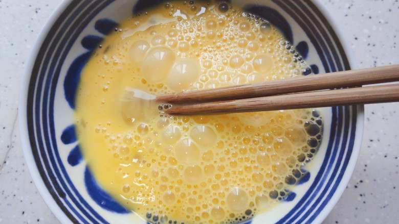 小葱炒鸡蛋,打散