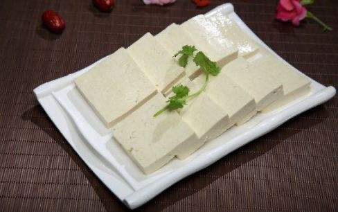 榨菜肉末蒸豆腐,<a style='color:red;display:inline-block;' href='/shicai/ 465'>豆腐</a>切成这样的大片,摆放在圆盘里比较好看。