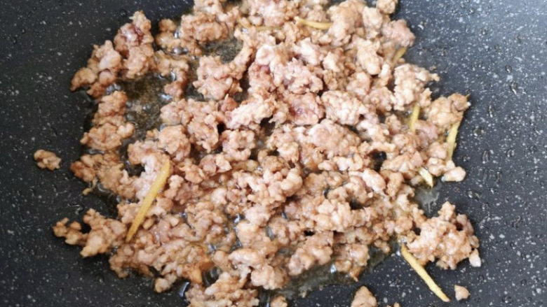 榨菜肉末蒸豆腐,锅中添入油,烧热以后,放入葱姜蒜爆香,再放入肉末。