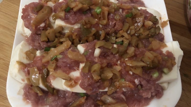 榨菜肉末蒸豆腐,把肉末铺满上面和四周,再撒上榨菜
