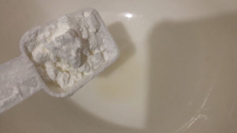 油豆腐烧肉,碗里加入少许淀粉,加小半碗水搅匀