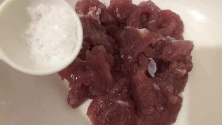 油豆腐烧肉,装碗里加入盐、<a style='color:red;display:inline-block;' href='/shicai/ 788'>生抽</a>、淀粉,油搅匀