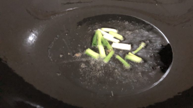 油豆腐烧肉,锅里下油,油热下葱白爆一下