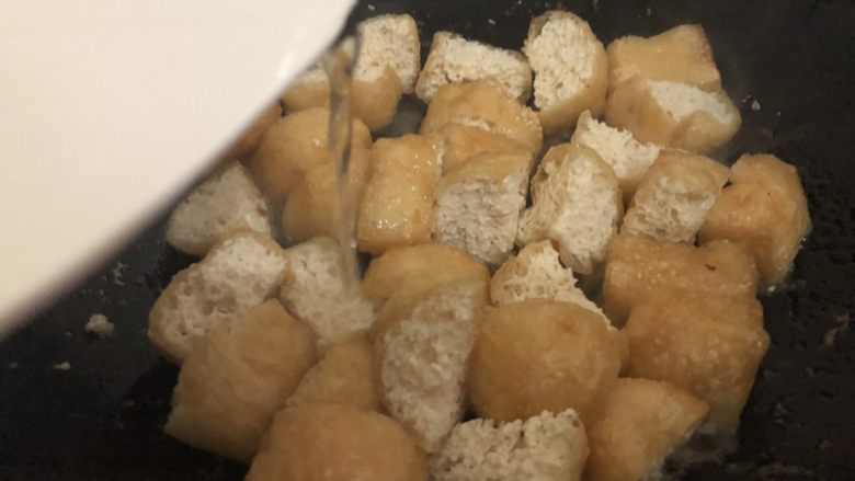 油豆腐烧肉,加入适量的水煮几分钟(根据个人喜欢的软度加水)