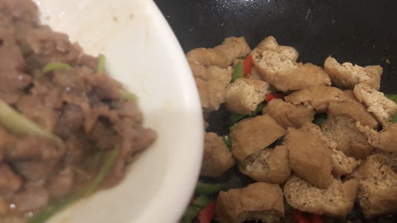 油豆腐烧肉,加入肉翻炒一下