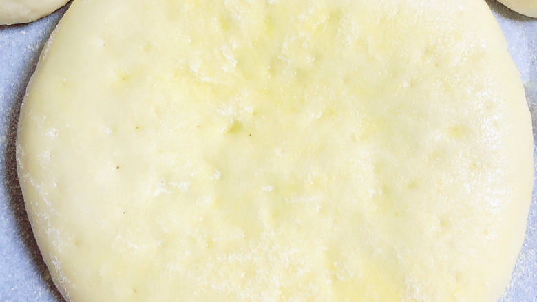 奶酪饼,过筛上一层<a style='color:red;display:inline-block;' href='/shicai/ 6139'>玉米粉</a>。将烤盘放入烤箱中,180度烤18分钟。