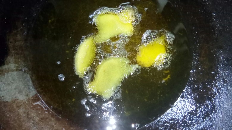 川香红烧牛肉,炒锅倒菜籽油,放姜片小火炒香。