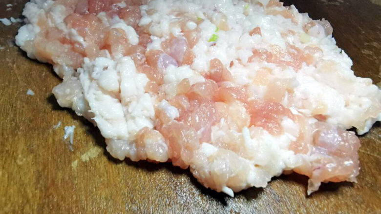 榨菜肉末蒸豆腐,剁好了,也解气