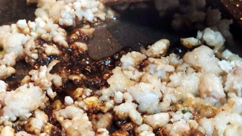 榨菜肉末蒸豆腐,加入生抽,糖