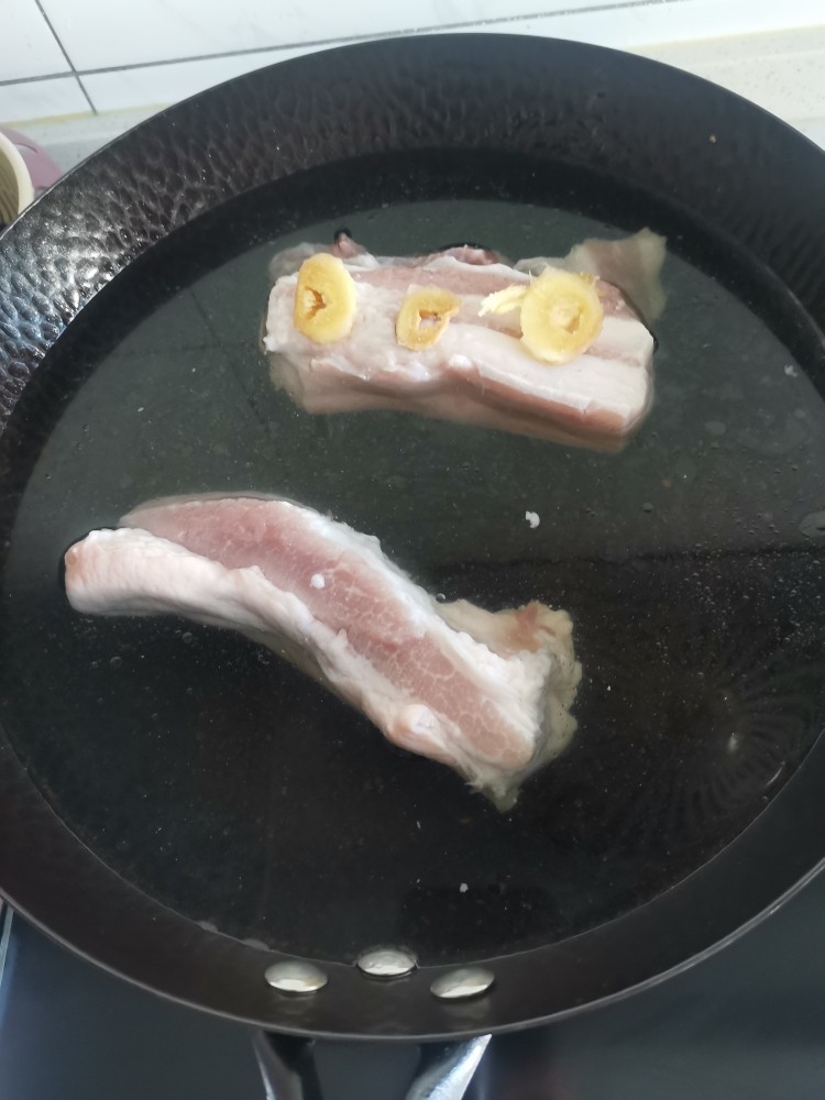 蒸五花肉,锅中冷水下肉,姜片焯水