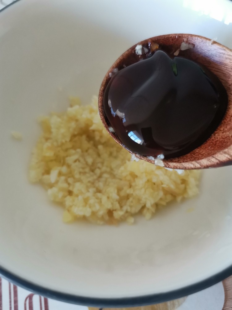蒸五花肉,加耗油搅拌均匀,蘸着肉片吃