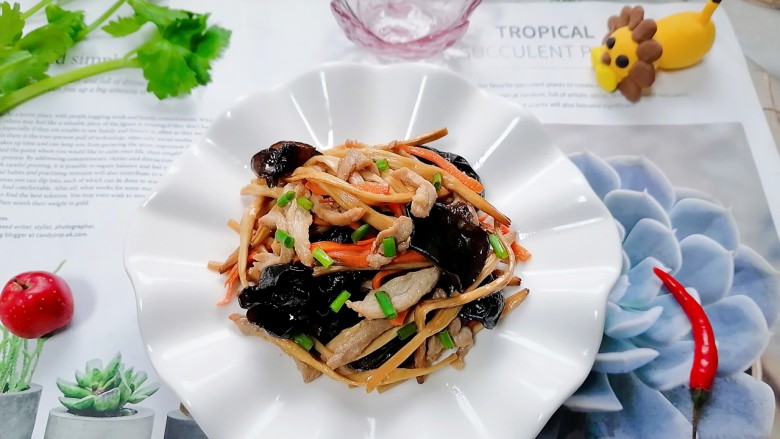 黄花菜炒肉丝,拍上成品图,一道美味又营养的黄花菜炒肉丝就完成了。