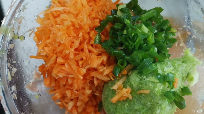 翡翠芹菜猪肉水饺,加入<a style='color:red;display:inline-block;' href='/shicai/ 25'>胡萝卜</a>丁,葱花