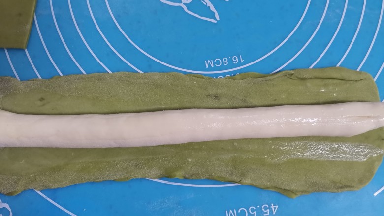 翡翠芹菜猪肉水饺,绿色长条擀成长饼状,把白色的放在上,抹上水
