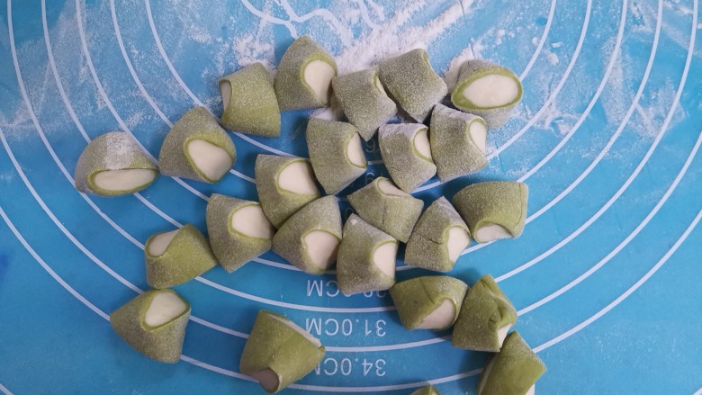 翡翠芹菜猪肉水饺,搓长,切成大小均匀的剂子