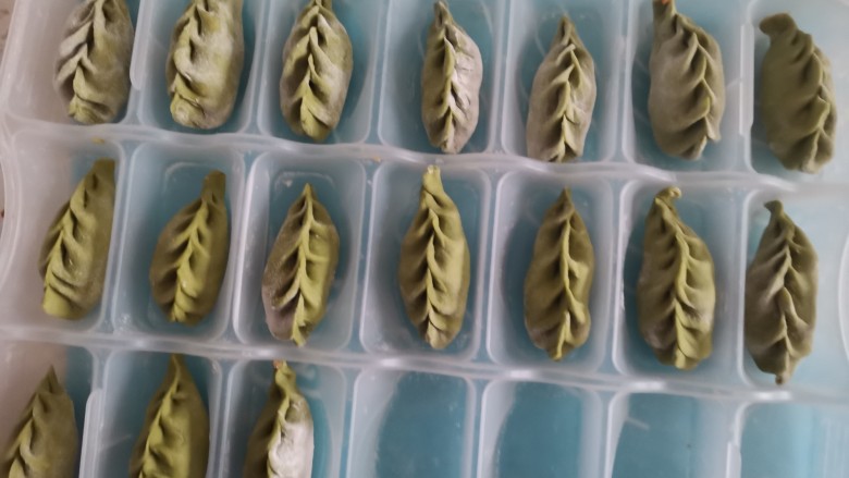 芹菜猪肉柳叶水饺,包好放入盒子里,吃不完放冰箱冷冻保存