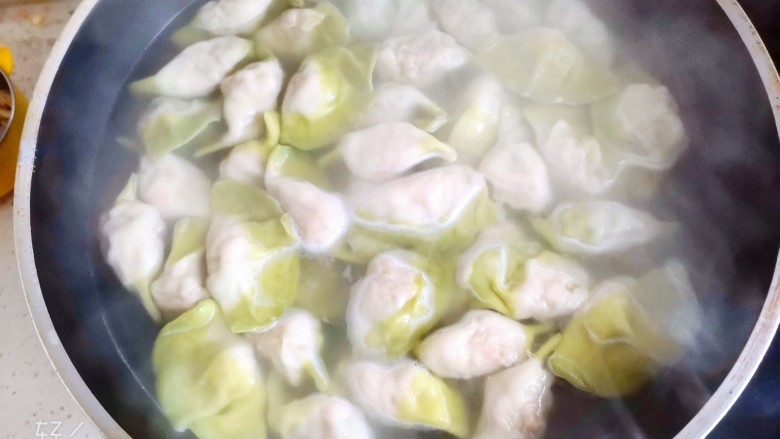 翡翠芹菜猪肉水饺,水开下锅煮饺子,中间打2次冷水,煮至饺子全部浮起