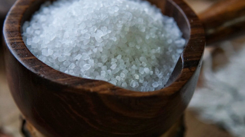 腌雪里蕻,选用这种粗粒腌制盐,是自己腌制雪里蕻好吃的第一步