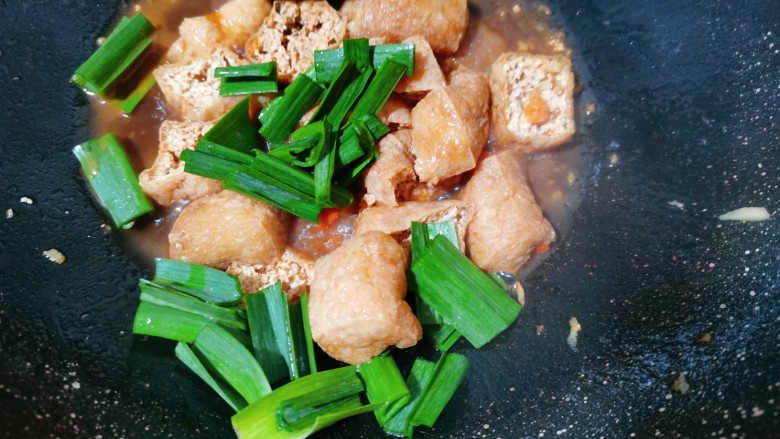 红烧油豆腐,最后倒入一勺<a style='color:red;display:inline-block;' href='/shicai/ 788'>生抽</a>,再撒上大蒜苗