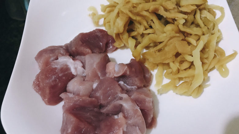 萝卜干炖肉,肉清洗干净后切块,萝卜干洗干净备用